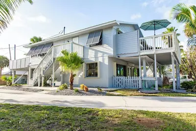 Image de Spacious 2 Story Surfside Home next to beautiful beaches!