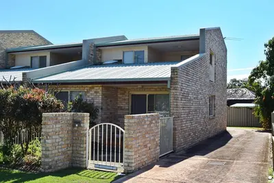 Image de Well-equipped two storey townhouse situated close to town with only a short walk to the shops and be