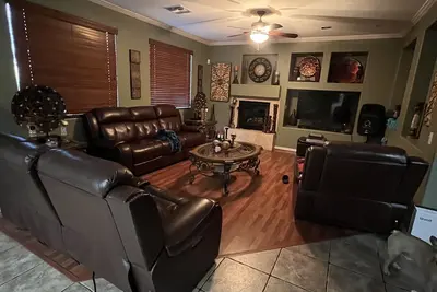 Image de Close to Stadium/ Outlet stores / Casino/Resort. . 1 mile -10min to downtown Phx.