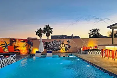 Image de 40ft Pool + Spa | 120\" 4k Movie Screen | Game Room