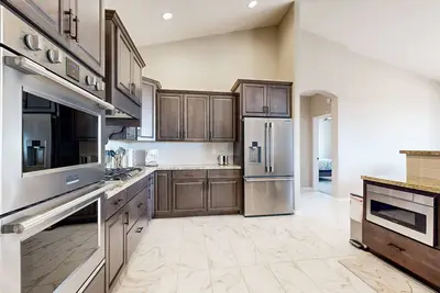 Image de Modern marble beauty with mountain views, fireplace, patio & great location