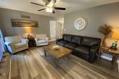 Image de Beautiful Home minutes to the Beach - Game room