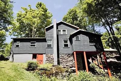 Image de Chic Treehouse Cabin with Pedal Boat, SUPs, Lake Access, Hot Tub, Bbq & Fire Pit
