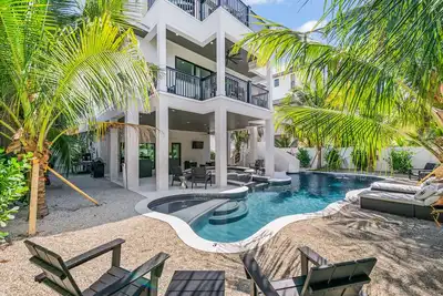 Image de Brand-new luxury home with amazing rooftop deck views! - Seashell Esta