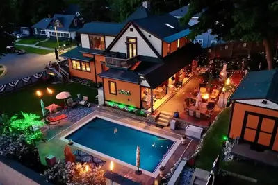 Image de Orange Cadillac - Stunning 6 Br/3 Ba 11 Beds Home