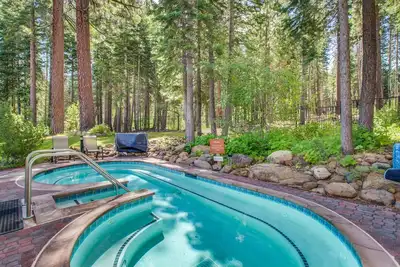 Image de Condo with fireplace, balcony, washer/dryer, hot tub, & basketball/tennis courts