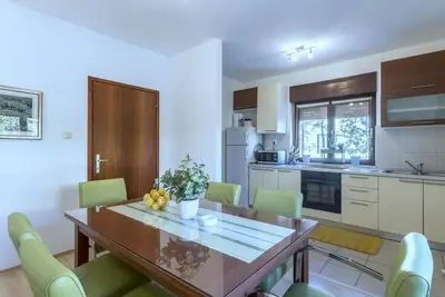Image de Appartement dans Kaštel Novi avec terrasse, Climatisation, Wifi, Machine à laver (5104-2)