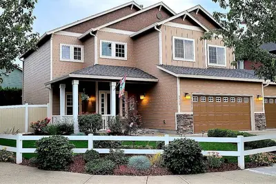 Image de Furnished Executive Model Home with office, 7. 1 theater, piano & fenced yard!