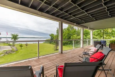 Image de 1 Acre Waterfront Property with Two Hot Tubs on Pigeon Lake