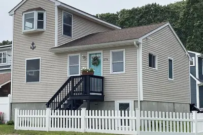 Image de Enjoy the Best of Both Worlds on Narrow River and Narragansett Beach