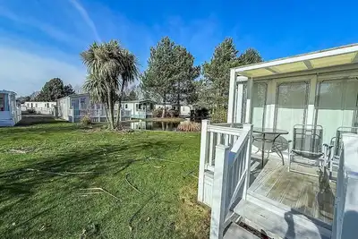 Image de Lovely caravan with large decking at Southview Holiday Park ref 33108s