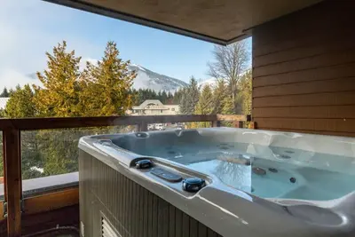 Image de Patagonia | 2 Bed 2 Bath with Private Hot Tub, Mountain Views, and Fireplace
