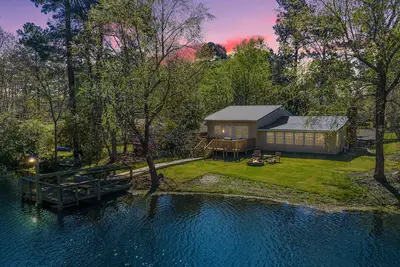 Image de Jewel on the Lake - Relaxing Lakefront Home