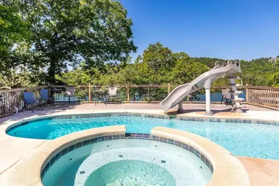 Image de Artilla Cove Cabin 1- Lakeside - Pool & Hot Tub!