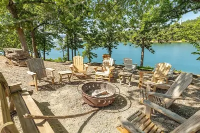 Image de Artilla Cove Cabin 6 -Lake views- Pool & Hot Tub!