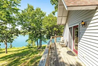 Image de Artilla Cove Cabin 9- Lakeside- Pool & Hot Tub!