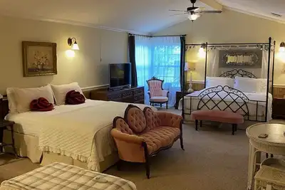 Image de Girlfriend Getaway Suite- for 6-8 -King and Twin Beds