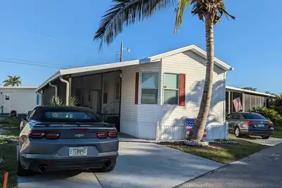 Image de Cozy Home! Right in the heart for Estero. Restaurants, shopping, and beaches! !