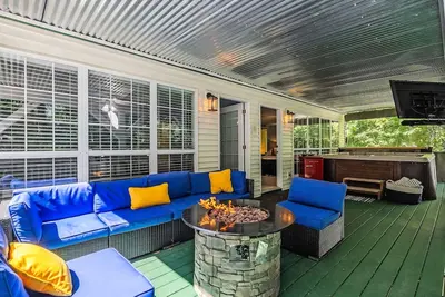 Image de HotTUB • 5 KINGs • Sauna • Kayaks • Arcade • Sleeps 17 • Lake+Beachy Area
