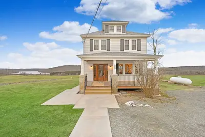 Image de Elk Mountain-Belmont Lake Restored Farmhouse on 300 Acres in Pleasant Mount, Pa