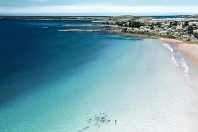 Image de Blue Beach House - dog friendly. Walk to Beach, lake. Fish surf swim Sup dive