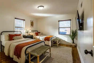 Image de Spacious, modern home in the heart of East Memphis!