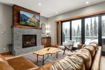 Image de Brand new luxury ski in and ski out townhome on Whitefish Mountain Resort! Hot tub / Ac / Game room