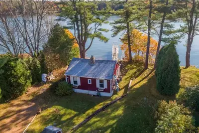 Cozy Waterfront Cottage in Harpswell, Maine