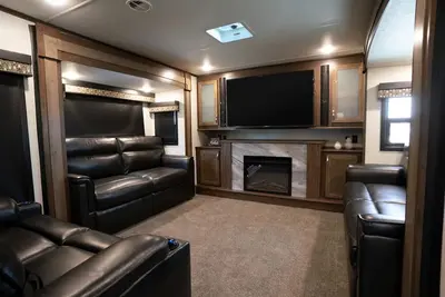 Image de Luxury Rv 2 Bedroom 2 Bath for solar eclipse ring of fire on 3 acres