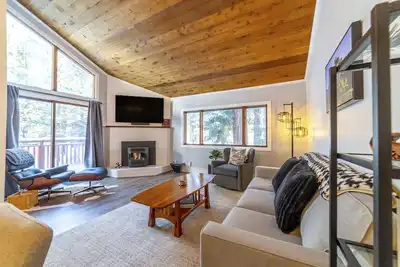 Image de Remodeled home near Eagle Lodge – Jacuzzi, Wi-Fi, Parking
