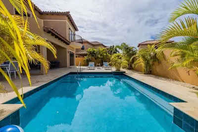 Image de 4br Villa @ Gold Coast w\/ Pool + Gym & TennisCourt