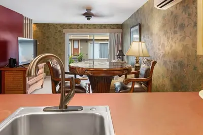 Image de Lotus Suite, 1 bedroom, sleeps 4, Pool and Bbq, Pre-renovation Summer Sale