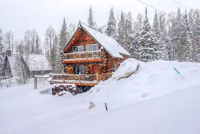 Image de Lovely mountainside cabin with fireplace, lovely decks & washer/dryer