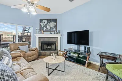 Image de Waterfront townhome with canal-side deck, grill, & washer/dryer - dog-friendly