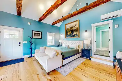 Image de Vintage farmhouse studio with on-site hot tub - near year-round recreation