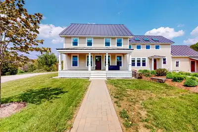 Image de 3-bedroom suite in a vintage farmhouse with on-site hot tub - near ski/hike/bike