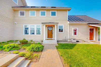 Image de All-season escape in a vintage farmhouse with updated interior & on-site hot tub