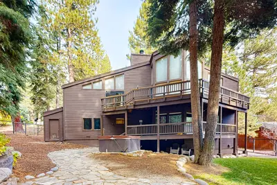 Image de Serene home with fireplace, wood stove, kitchen, W/D, hot tub, & gas grill