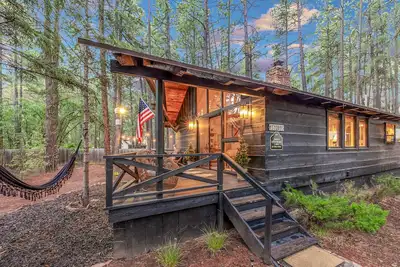 Image de Designer cabin in the woods with enclosed yard, fireplace, hammock, fast WiFi