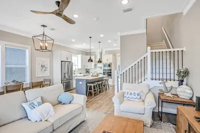 Image de Sleek beach-themed retreat with patio, bikes, Lsv, & pool access