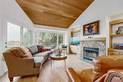 Image de Golf-course-front condo with private hot tub, Mt. Jefferson views, pools & gyms
