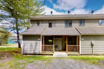 Image de 3-story mountain condo with deck, balcony, shuttle to slopes, fireplace, & W/D
