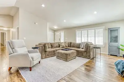 Image de Spacious home with new hot tub, enclosed backyard, Ev charger & fireplace