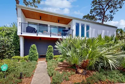 Image de Luxe bay-view escape with private pool, kayak, grill/ice box, & all-new interior