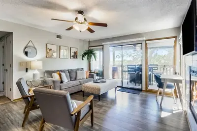 Image de 1st-floor condo with lake-view deck + on-site pools & hot tub