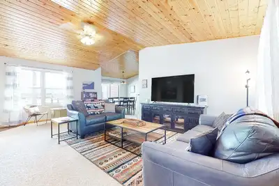 Image de Creekside home with mountain views, private deck, grill, fireplace, & W/D