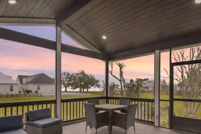 Image de Bayside Bungalow | Steps to Beach & Old Town | Pet Friendly + Beach Views!