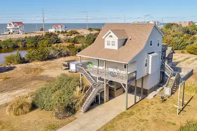 Image de 3-story dog-friendly home near the beach with private hot tub, pool, & ocean views