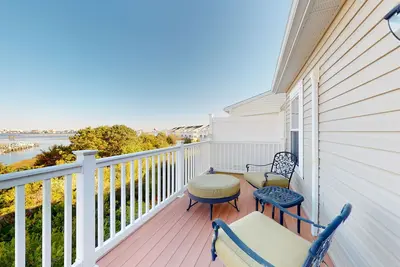 Image de Bay-view townhome with pool & private outdoor living - walk to dining