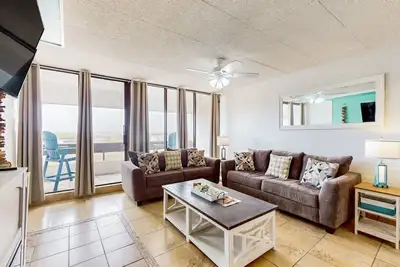 Image de 2nd-floor condo near water with 2 balconies, outdoor pool, hot tub, washer/dryer
